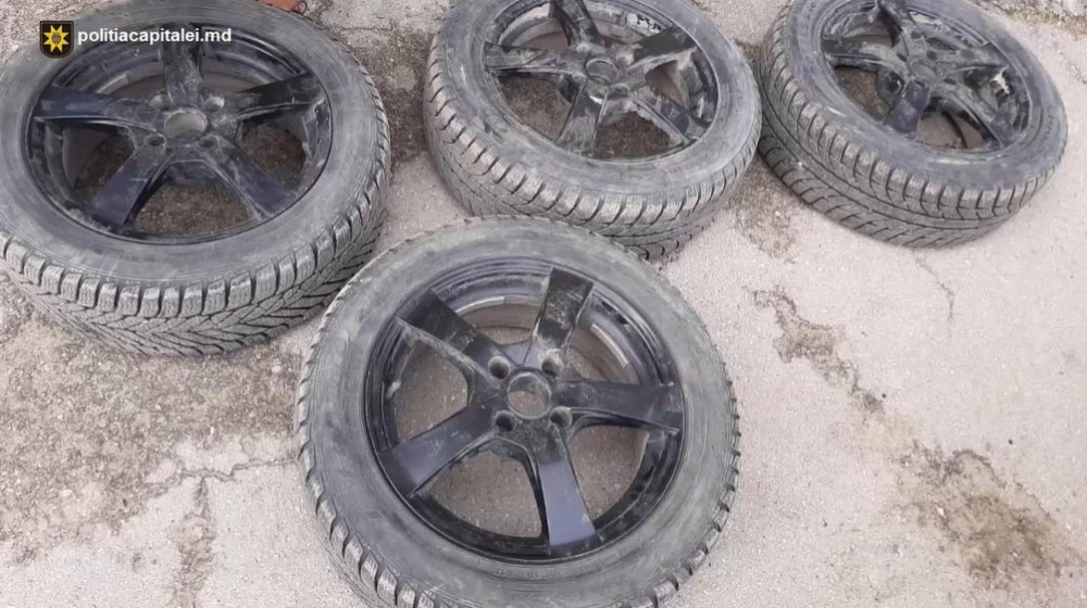 Riscă patru ani de pușcărie pentru 4 jante furate. Mai mulți tineri au fost reținuți